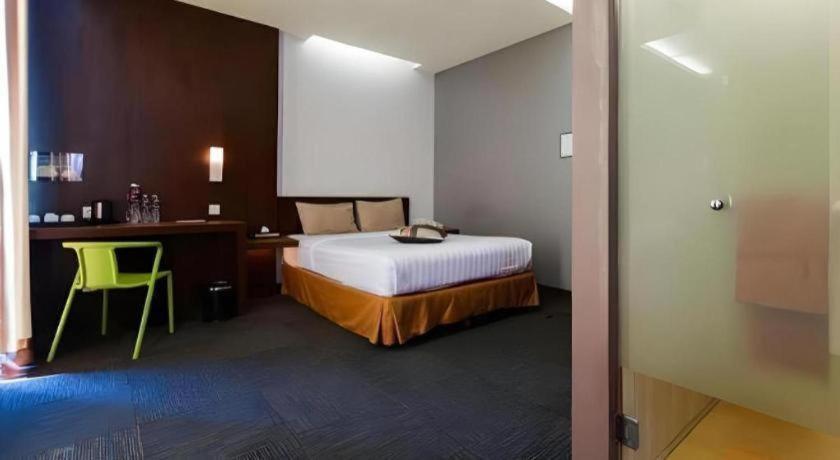 Plan B Hotel Паданг Екстер'єр фото