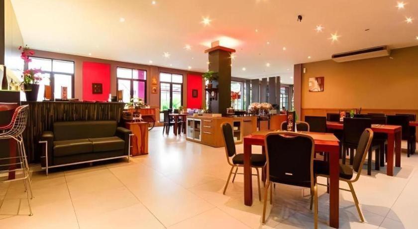 Plan B Hotel Паданг Екстер'єр фото