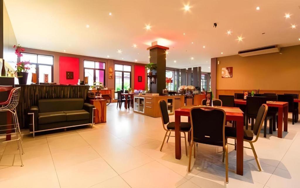 Plan B Hotel Паданг Екстер'єр фото